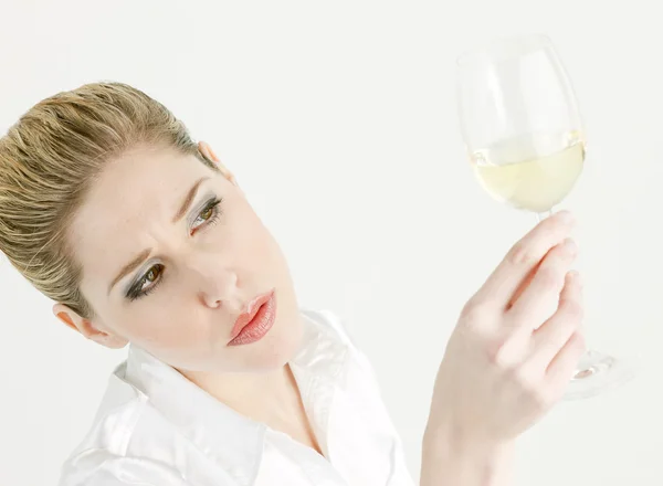 Bir bardak beyaz şarapla genç bir kadının portresi. — Stok fotoğraf
