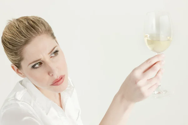 一个喝了一杯白葡萄酒的年轻女子的画像 — 图库照片