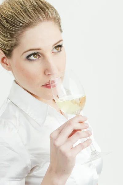 Retrato de jovem mulher degustação de vinho branco — Fotografia de Stock