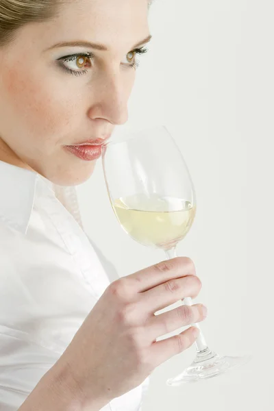 Beyaz şarap tadımı genç bir kadın portresi — Stok fotoğraf
