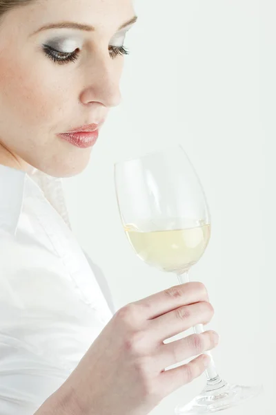 Portret młodej kobiety degustacja białego wina — Zdjęcie stockowe