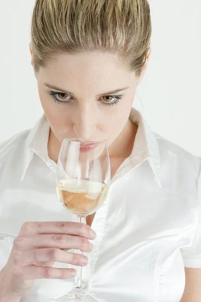 Retrato de jovem mulher degustação de vinho branco — Fotografia de Stock