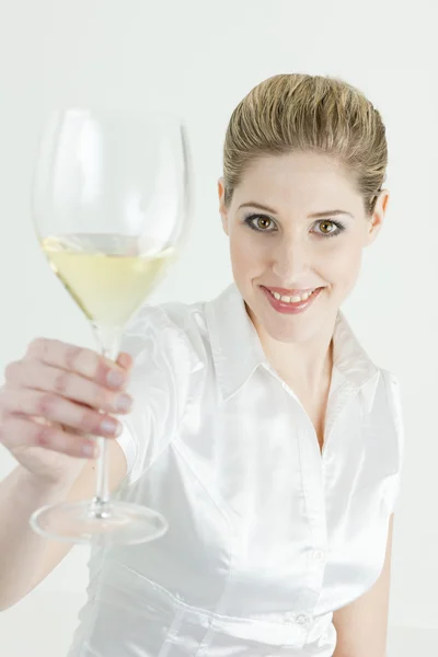 Retrato de mujer joven con una copa de vino blanco —  Fotos de Stock
