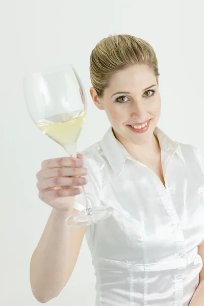 Retrato de mujer joven con una copa de vino blanco — Foto de Stock