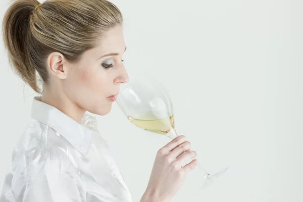 Beyaz şarap tadımı genç bir kadın portresi — Stok fotoğraf