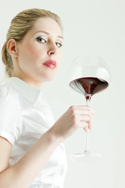 Bir bardak kırmızı şarap ile genç kadın portresi — Stok fotoğraf