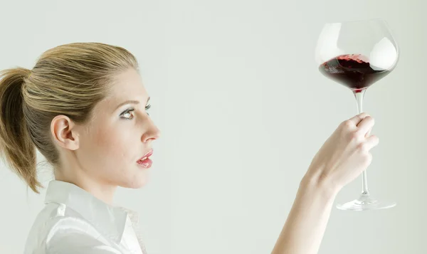 一杯红酒的年轻女人的肖像 — 图库照片