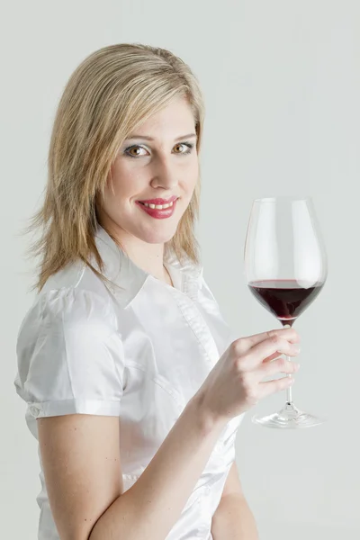 Portret van een jonge vrouw met een glas rode wijn — Stockfoto
