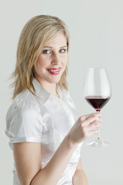 Porträtt av ung kvinna med ett glas rött vin — Stockfoto