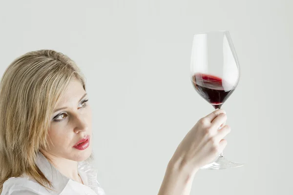 Portret van een jonge vrouw met een glas rode wijn — Stockfoto