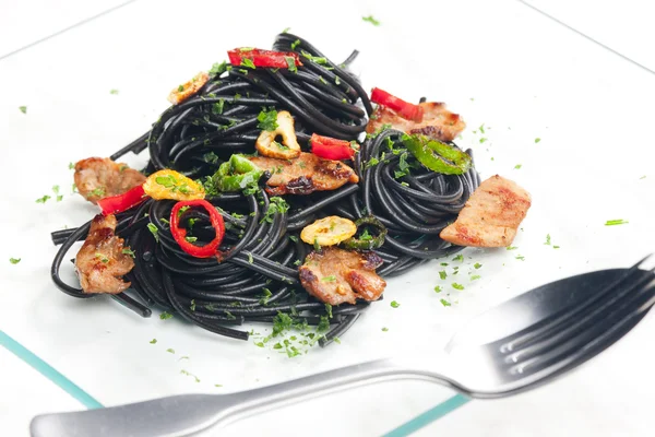 Spaghetti seppia con carne di tacchino e peperoncino — Foto Stock