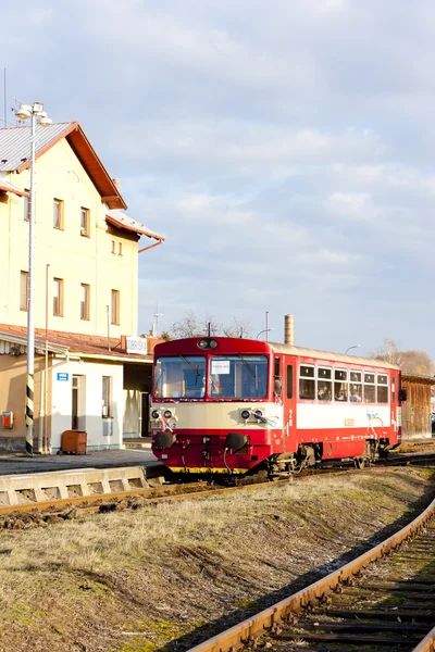 Motor transport på järnvägsstationen i dobruska, Tjeckien — Stockfoto