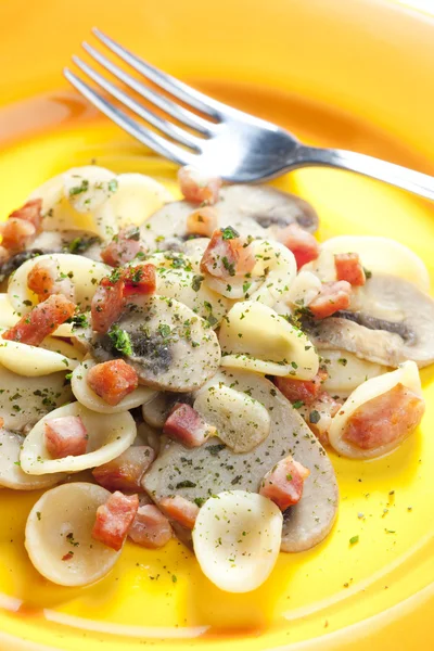 Pasta orecchiette with bacon and champignons — Stock Photo, Image