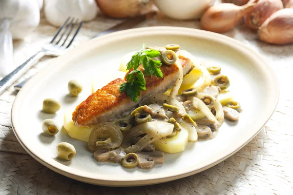 Baked salmon on champignons, onion and olives — Stock Photo, Image