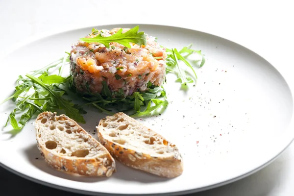 Salmon tartare with ruccola — Stock Photo, Image
