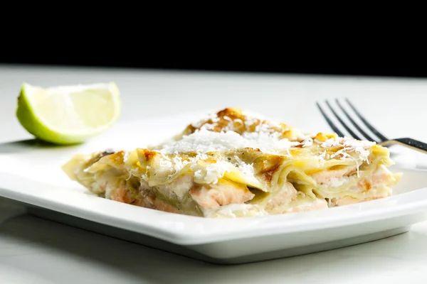 Spenat lasagne med lax — Stockfoto
