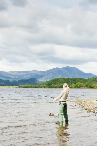 Mujer pescadora, Loch Venachar, Trossachs, Escocia —  Fotos de Stock