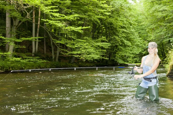 Γυναίκα Ψάρεμα στο ποτάμι — Φωτογραφία Αρχείου