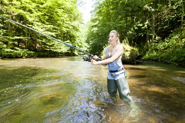 Γυναίκα Ψάρεμα στο ποτάμι — Φωτογραφία Αρχείου