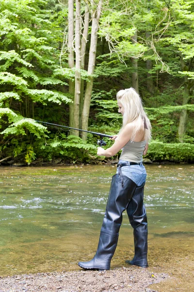 Nő a folyó halászat — Stock Fotó