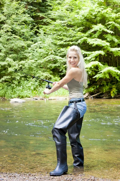 Donna che pesca al fiume — Foto Stock