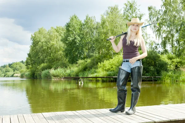 Mujer pescadora de pie en el muelle —  Fotos de Stock