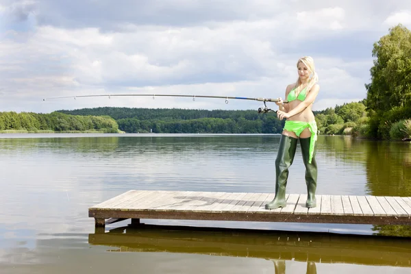 Halászati nő állt a mólón — Stock Fotó