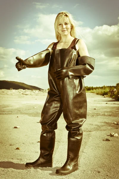 Stående kvinna bär skyddande kläder — Stockfoto