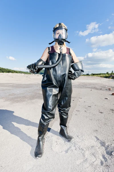 Femme debout avec masque à gaz portant des vêtements de protection — Photo
