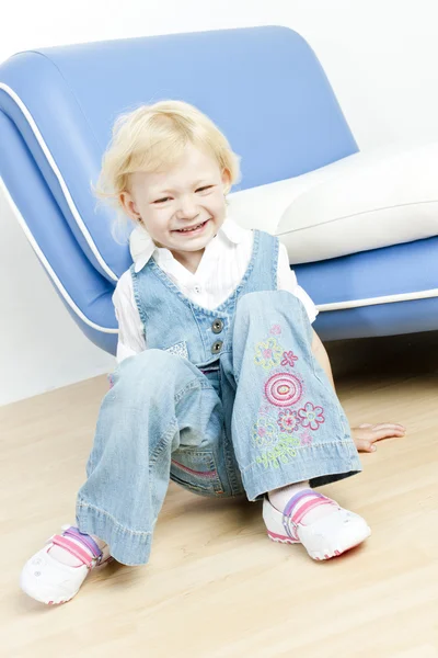 Mała dziewczynka siedzi na podłodze — Zdjęcie stockowe