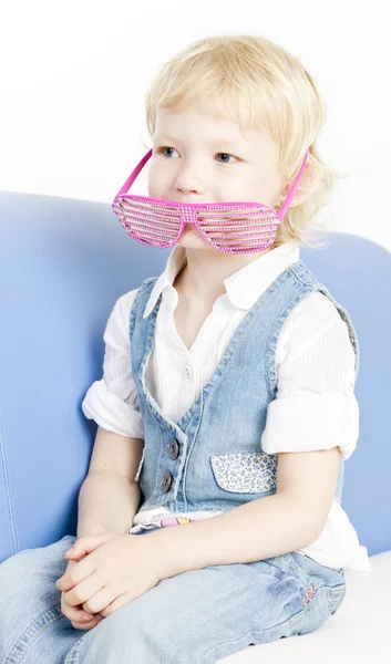 Porträt eines kleinen Mädchens mit Brille — Stockfoto