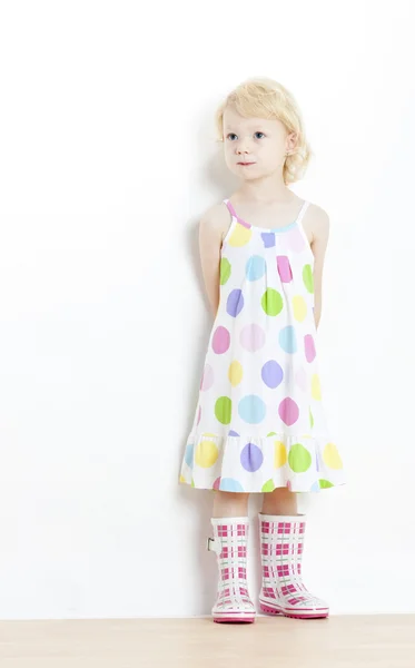 Bambina che indossa vestito e stivali di gomma — Foto Stock