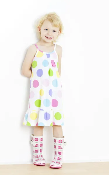 Malá dívka, která nosí šaty a boty gumové — Stock fotografie