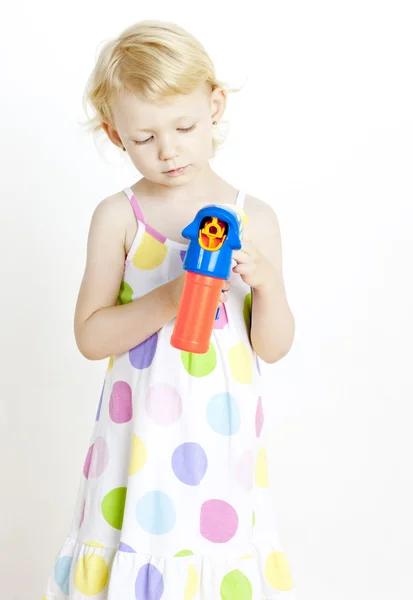 Kleines Mädchen mit Blasenmacher — Stockfoto
