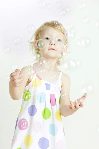 Portrét holčička s bublinami — Stock fotografie