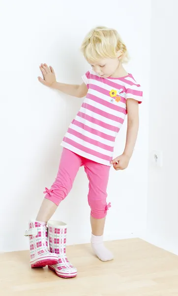 Kleines Mädchen zieht Gummistiefel an — Stockfoto
