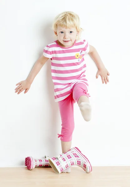 Κοριτσάκι, βάζοντας σε λαστιχένιες μπότες — Φωτογραφία Αρχείου