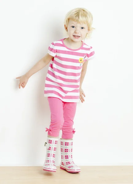 Lastik çizmeler giyen küçük kız — Stok fotoğraf