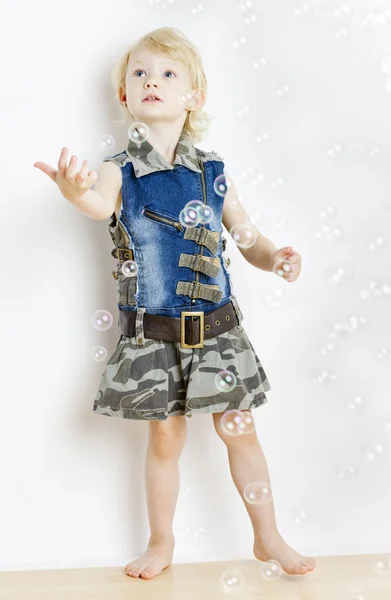 Bambina con bolle — Foto Stock