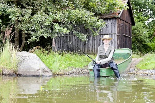 Femme de pêche assis sur le bateau — Photo
