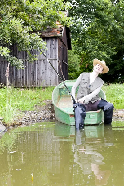 Αλιεία γυναίκα που κάθεται στο σκάφος — Φωτογραφία Αρχείου