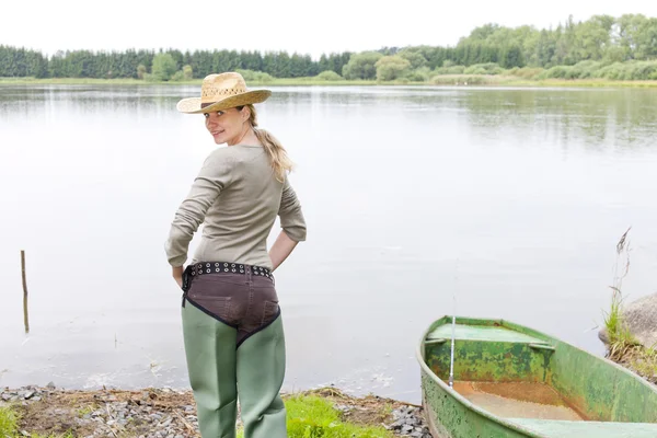 Fisherwoman u rybníka — Stock fotografie