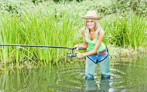 Kobieta łowiąca ryby w stawie — Zdjęcie stockowe