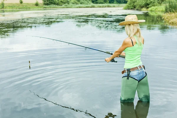 Nő halászat a tóban — Stock Fotó