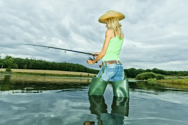 Γυναίκα που ψαρεύει στη λίμνη — Φωτογραφία Αρχείου