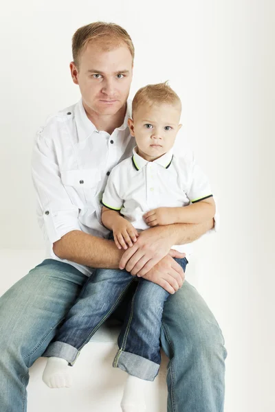 Портрет отца со своим маленьким сыном — стоковое фото
