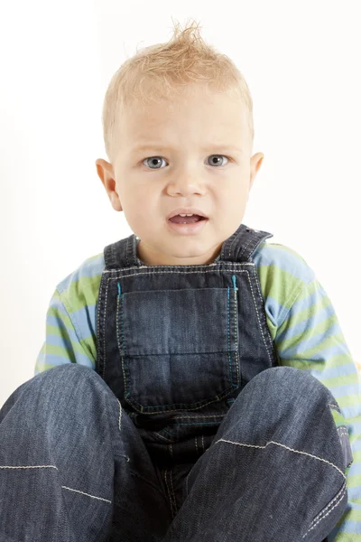 Porträtt av sitter lilla pojke — Stockfoto