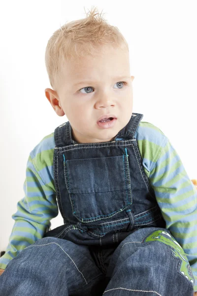 Porträtt av sitter lilla pojke — Stockfoto