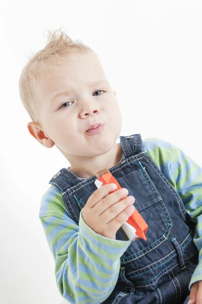 Retrato de un niño comiendo chocolate — Foto de Stock