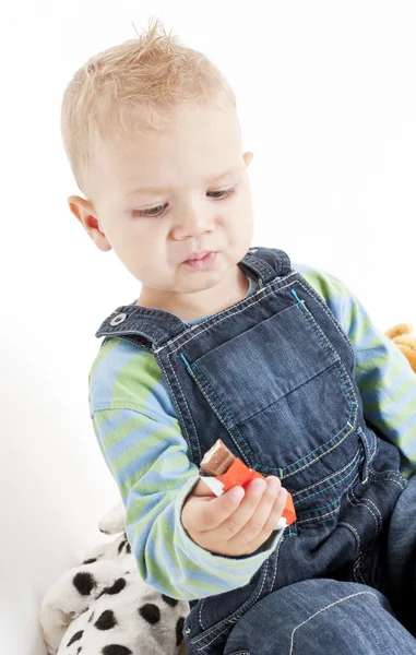 Retrato de menino comendo chocolate — Fotografia de Stock